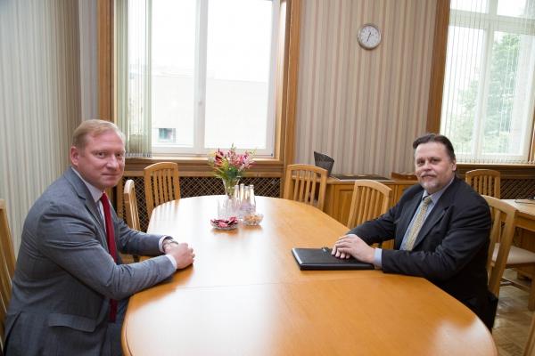 LZAP PRIEKŠSĒDĒTĀJS J.ROZENBERGS TIEKAS AR AUGSTĀKĀS TIESAS PRIEKŠSĒDĒTĀJU A.STRUPIŠU