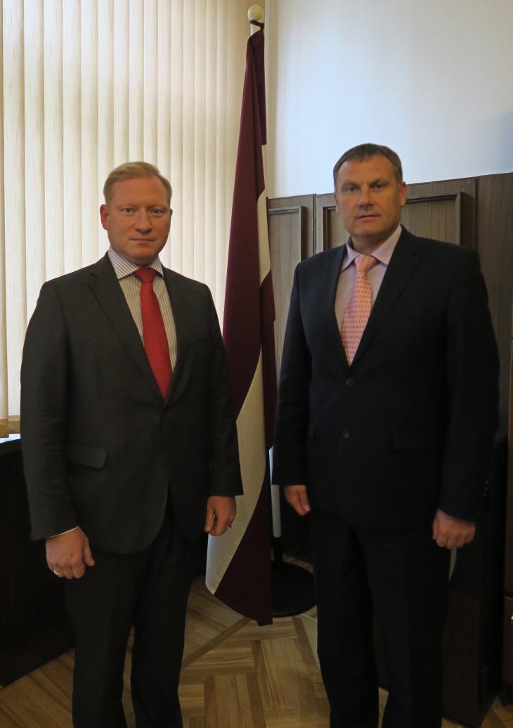 LZAP PRIEKŠSĒDĒTĀJS J.ROZENBERGS TIEKAS AR ĢENERĀLPROKURORU J.STUKĀNU