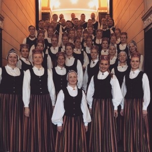 Koristu kopbilde tautas tērpos